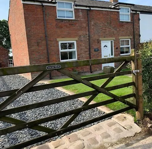 Newton Hall Farm Cottage, Hot Tub Garden Views Nr Lytham Ribby
