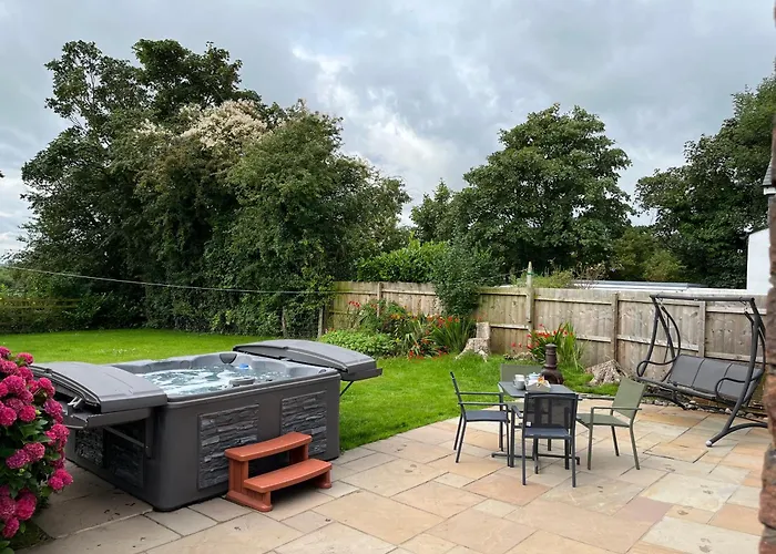 Newton Hall Farm Cottage, Hot Tub Garden Views Nr Lytham Ribby