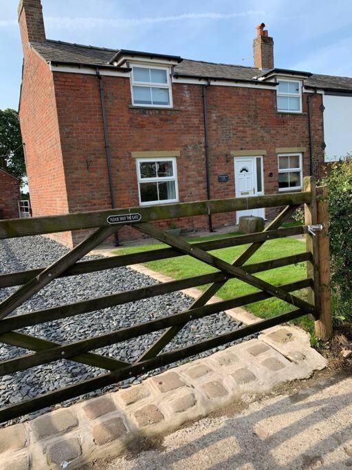 Newton Hall Farm Cottage, Hot Tub Garden Views Nr Lytham Ribby Holiday home Preston (Lancashire)