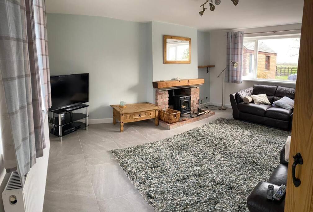 Newton Hall Farm Cottage, Hot Tub Garden Views Nr Lytham Ribby Holiday home Preston (Lancashire)