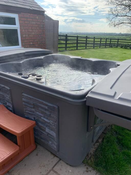 Newton Hall Farm Cottage, Hot Tub Garden Views Nr Lytham Ribby Holiday home *