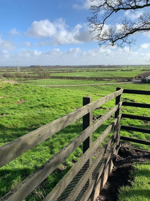 Newton Hall Farm Cottage, Hot Tub Garden Views Nr Lytham Ribby Holiday home Preston (Lancashire)