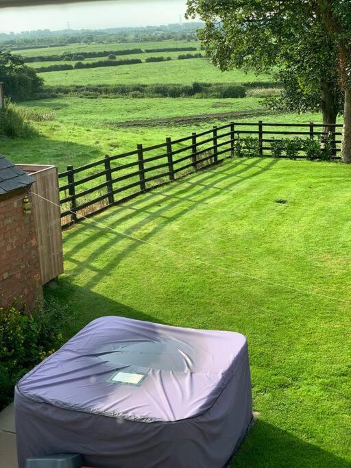 Newton Hall Farm Cottage, Hot Tub Garden Views Nr Lytham Ribby