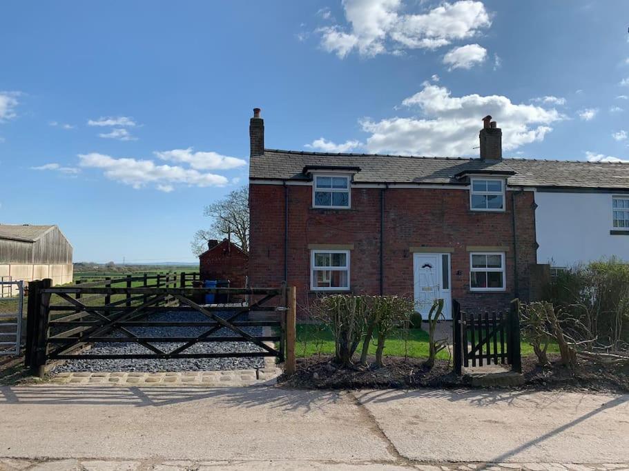 Newton Hall Farm Cottage, Hot Tub Garden Views Nr Lytham Ribby * Preston (Lancashire)