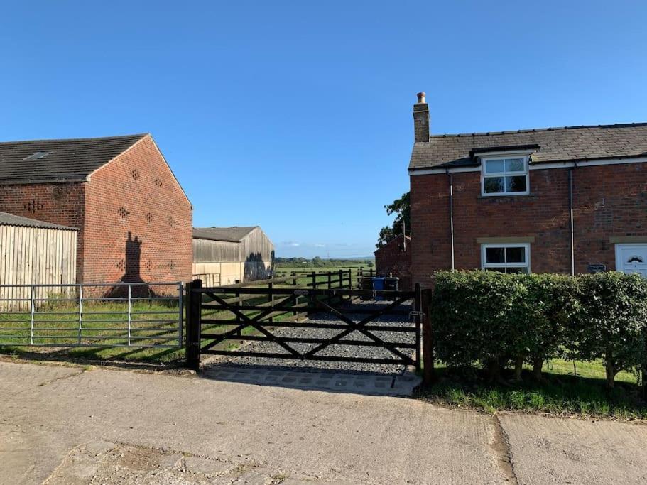 Newton Hall Farm Cottage, Hot Tub Garden Views Nr Lytham Ribby