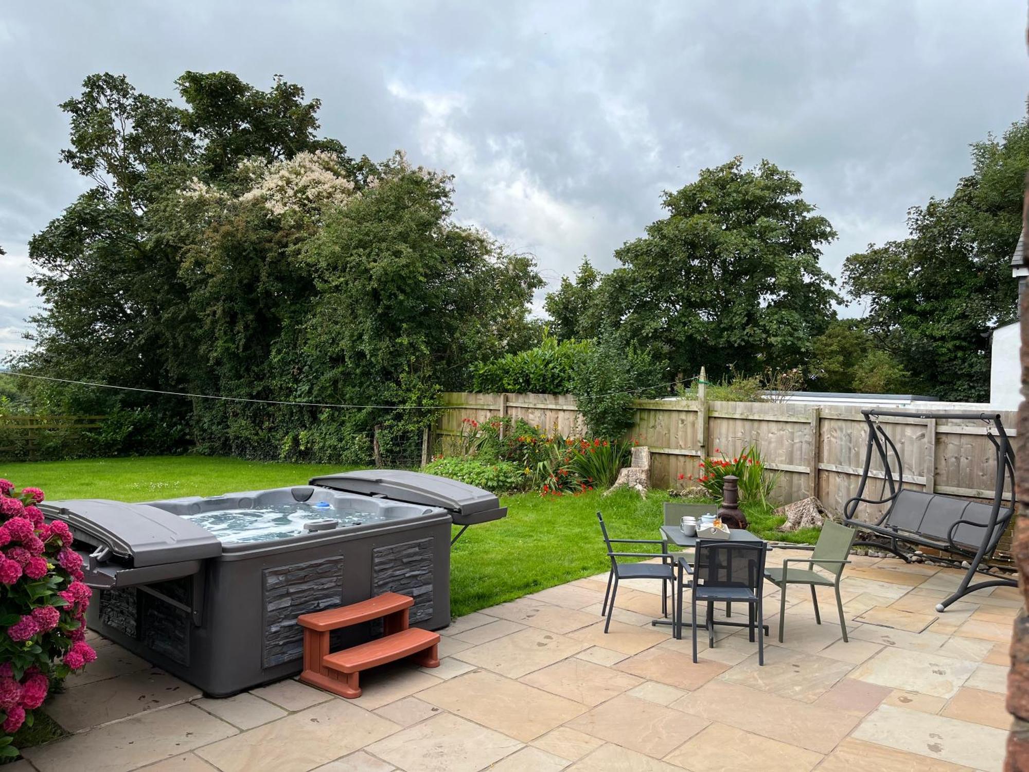 Newton Hall Farm Cottage, Hot Tub Garden Views Nr Lytham Ribby *