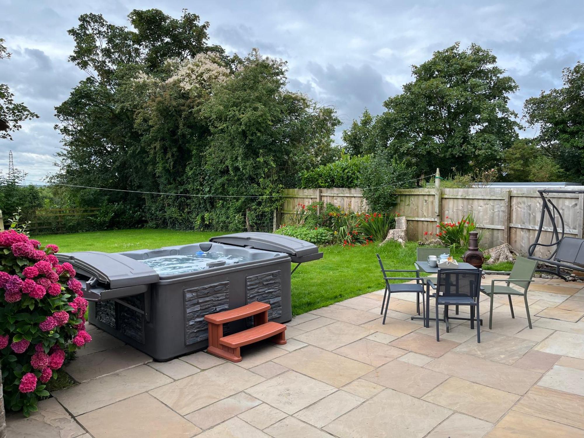 Newton Hall Farm Cottage, Hot Tub Garden Views Nr Lytham Ribby Holiday home Preston (Lancashire)